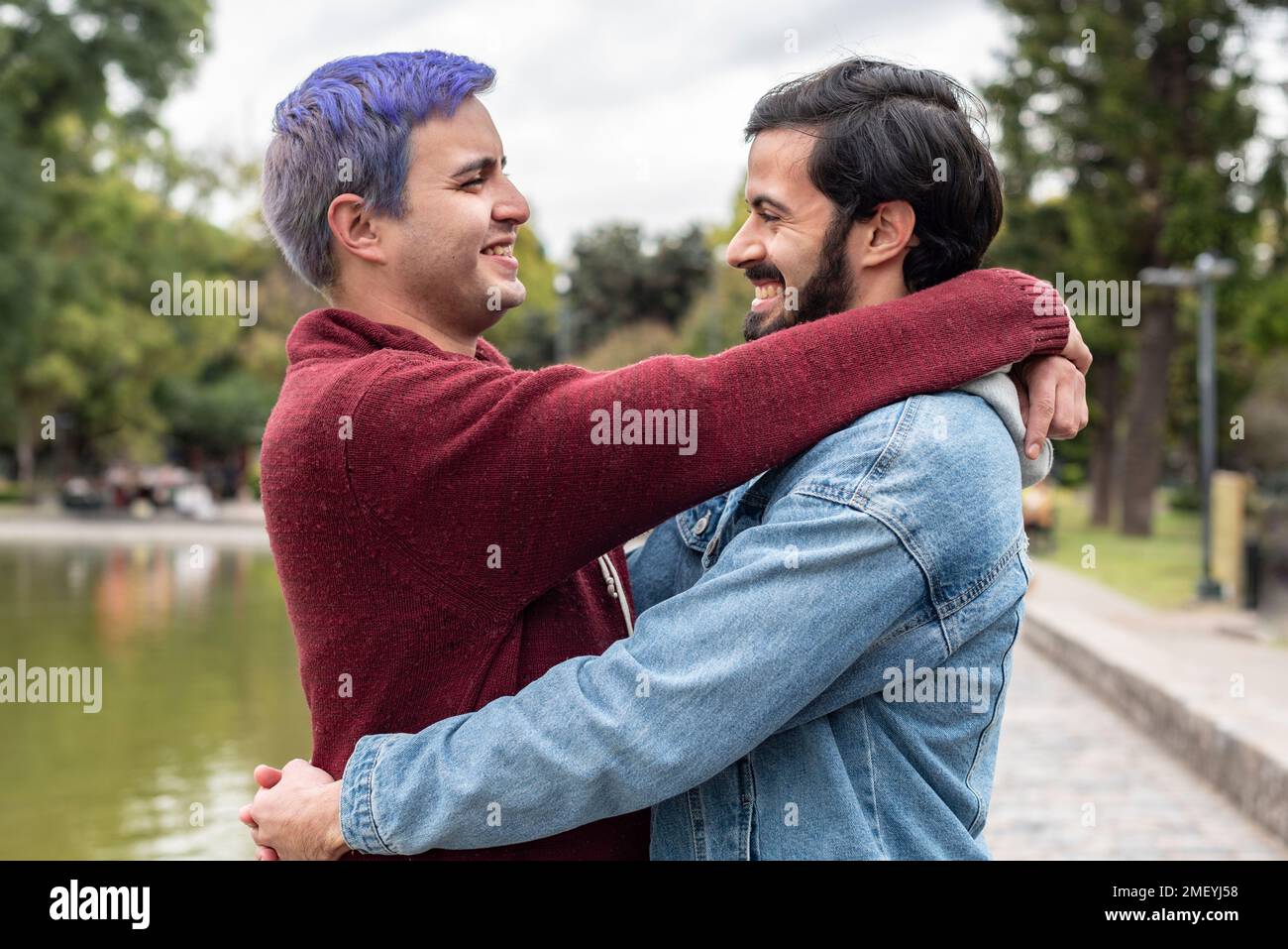 Couple gay masculin se embrassant et regardant l'un l'autre Banque D'Images
