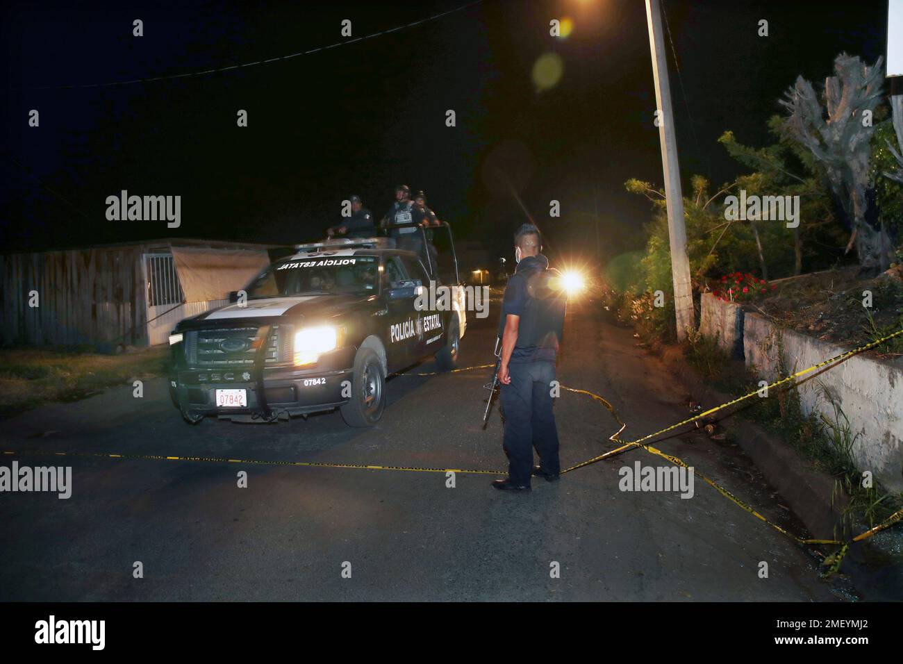 Heavily armed state police officers drive into the area where more than a dozen law enforcement officers were killed after their convoy was ambushed by suspected drug traffickers, prompting a massive manhunt by the police, soldiers, Marines and the National Guard in Coatepec Harinas, Mexico state, Thursday, March 18, 2021. (AP Photo/Marco Ugarte) Banque D'Images