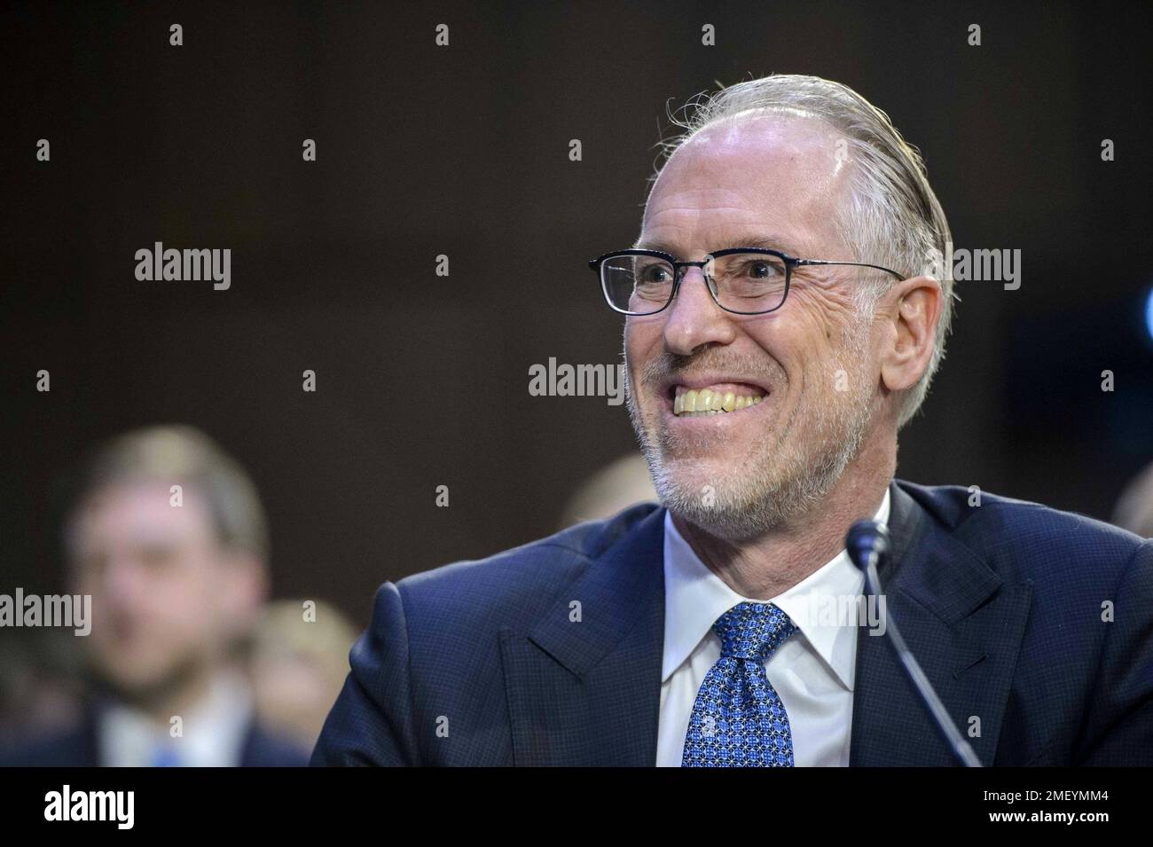 Washington, États-Unis. 24th janvier 2023. Joe Berchtold, président et chef des finances de Live Nation Entertainment, sourit lors d'une audience de la Commission judiciaire du Sénat sur la concurrence et la protection des consommateurs dans le divertissement en direct aux États-Unis Capitole à Washington, DC mardi, 24 janvier 2023. Photo de Bonnie Cash/UPI Credit: UPI/Alay Live News Banque D'Images