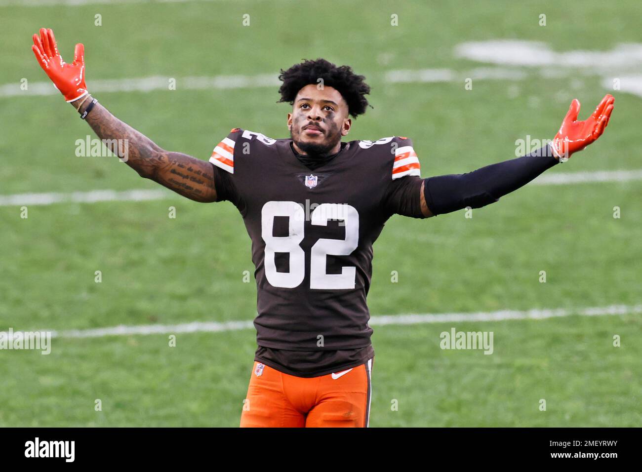 FILE - Cleveland Browns wide receiver Rashard Higgins celebrates after the team defeated the Pittsburgh Steelers in an NFL football game in Cleveland, in this Sunday, Jan. 3, 2021, file photo. On Wednesday night, March 17, 2021, the Browns reached agreement with wide receiver Rashard Higgins on a one-year, $2.3 million deal. (AP Photo/Ron Schwane, File) Banque D'Images