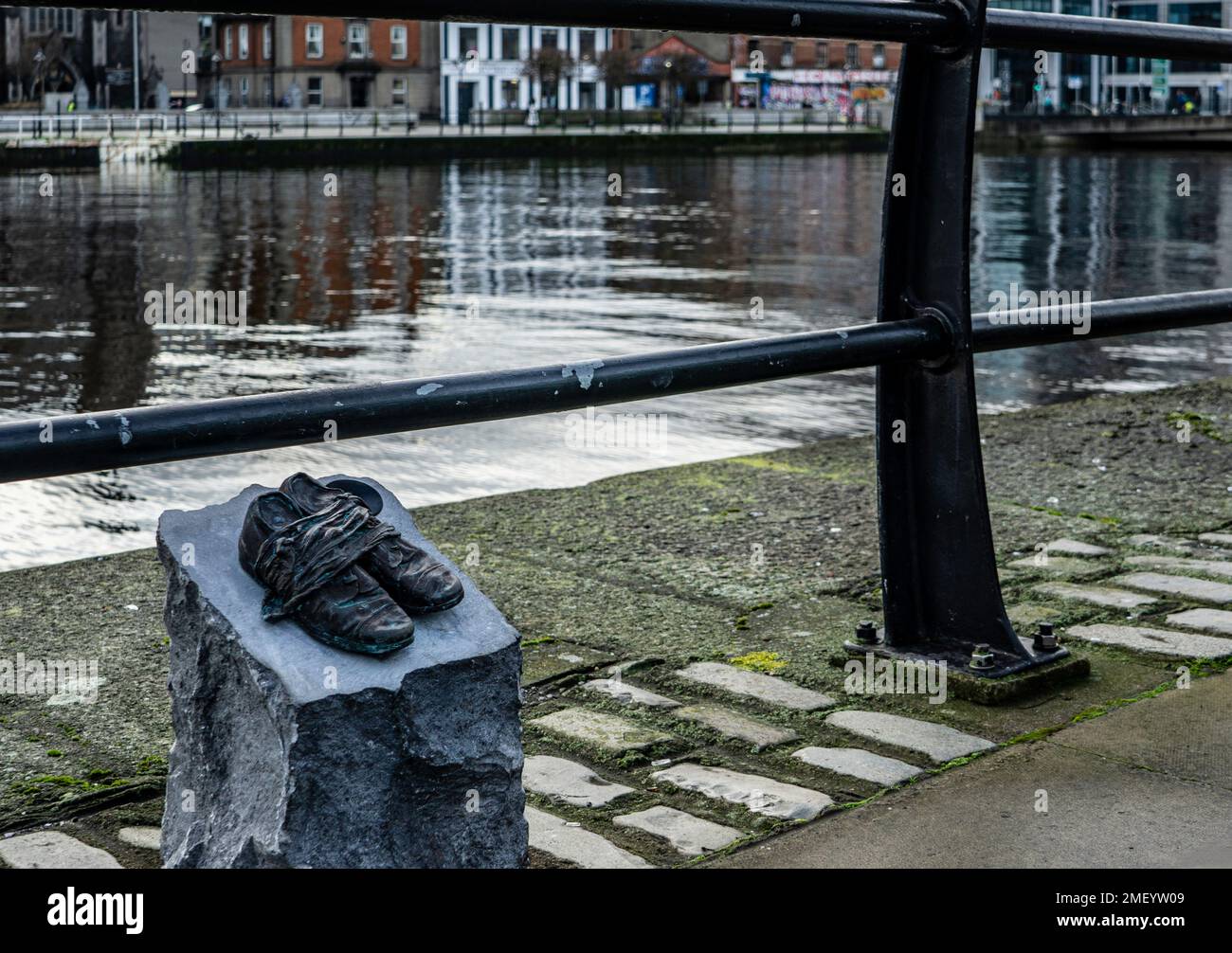 Un mémorial de chaussures sur Custom House Quay marque la Marche de famine, un voyage de 165km entrepris par 1490 personnes de Strokestown à Dublin en 1847. Banque D'Images