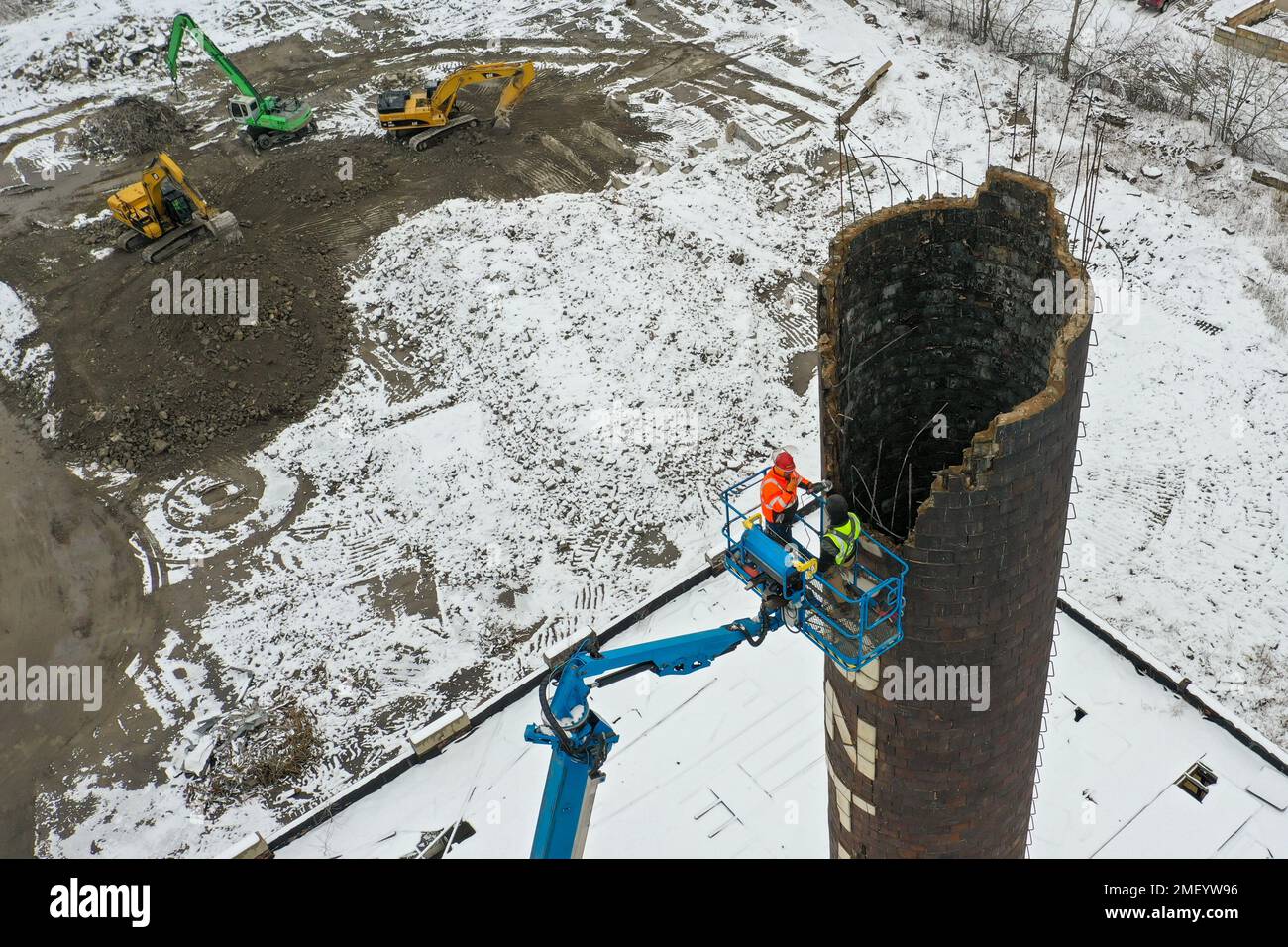 Detroit, Michigan, États-Unis. 23rd janvier 2023. Les travailleurs déchirent la cheminée de la centrale électrique de Continental Motors. C'est le dernier de plusieurs bâtiments à être démoli. L'usine a fabriqué des moteurs d'automobiles et d'aéronefs de 1912 à 1955, employant jusqu'à 8 000 travailleurs. Crédit : Jim West/Alay Live News Banque D'Images