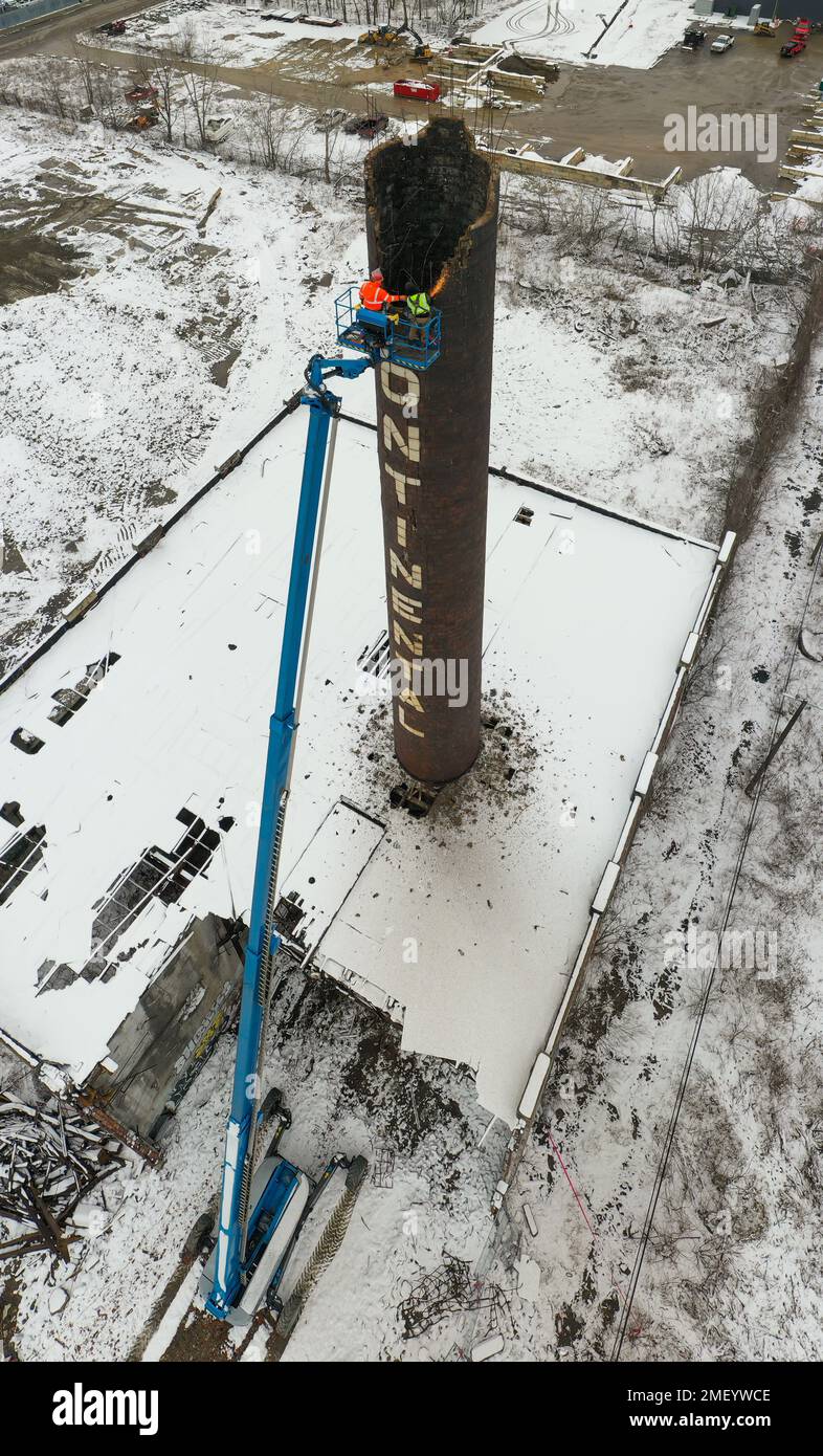 Detroit, Michigan, États-Unis. 23rd janvier 2023. Les travailleurs déchirent la cheminée de la centrale électrique de Continental Motors. C'est le dernier de plusieurs bâtiments à être démoli. L'usine a fabriqué des moteurs d'automobiles et d'aéronefs de 1912 à 1955, employant jusqu'à 8 000 travailleurs. Crédit : Jim West/Alay Live News Banque D'Images