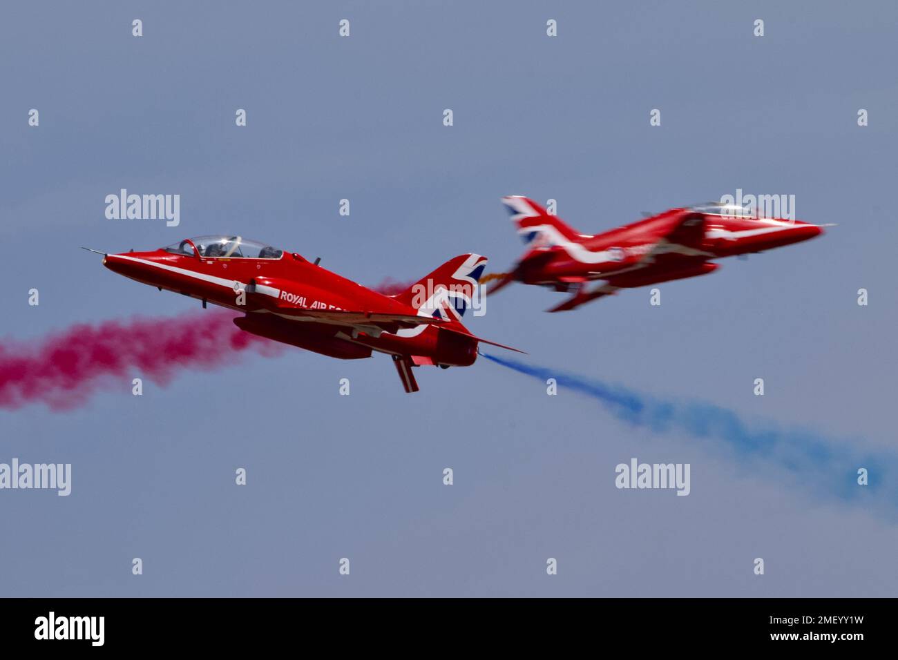 Un cliché sous angle du croisement de la RAF Red Arrows Syncro pair au Royaume-Uni Banque D'Images