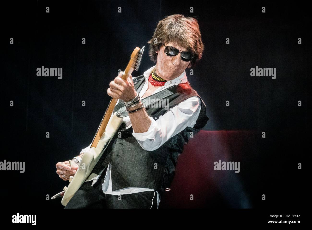 Jeff Beck joue de la guitare au Royal Albert Hall en 2022 Banque D'Images