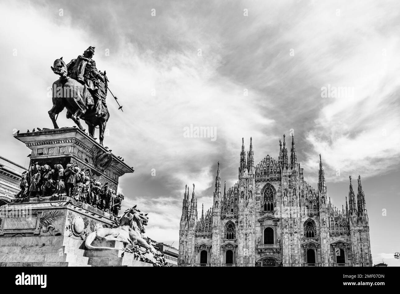 Milan, Lombardie, Italie : la ligne d'horizon du duomo, la cathédrale de Milan et la statue du roi Victor Emmanuel II d'Italie sur la Piazza del Duomo en noir et blanc Banque D'Images