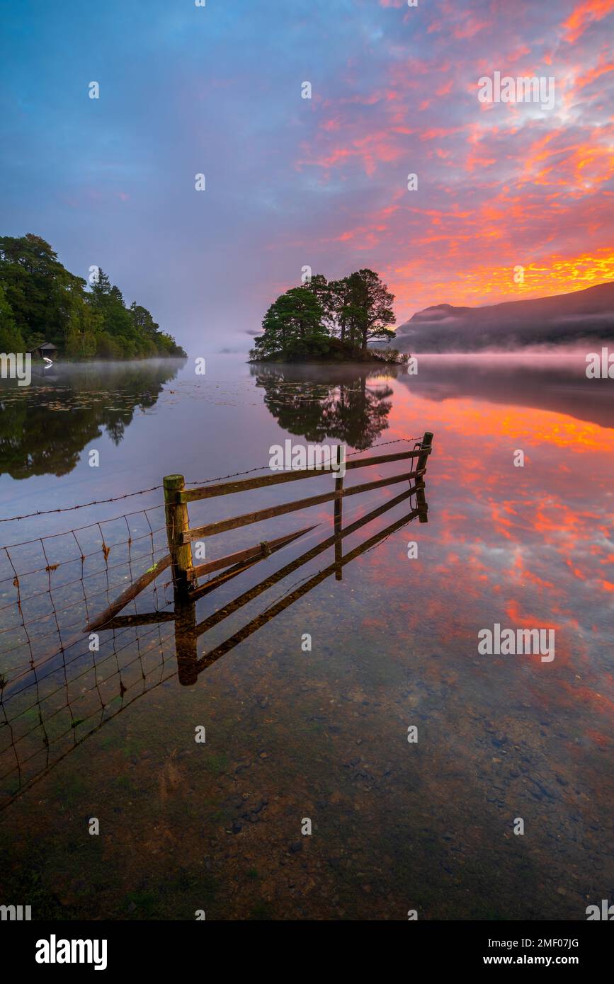 Magnifiques reflets de lever de soleil à Derwentwater dans le Lake District, Royaume-Uni. Banque D'Images