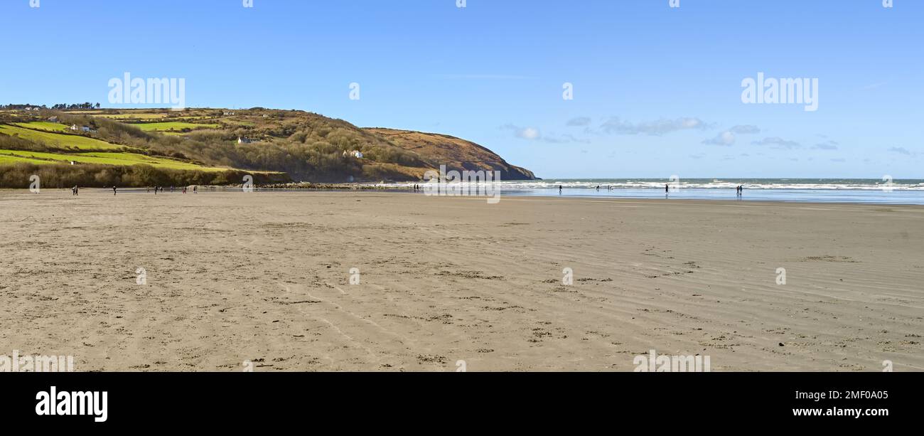 Poppit Sands, Cardigan, pays de Galles - Mars 2022: Sable humide sur la plage à marée basse Banque D'Images