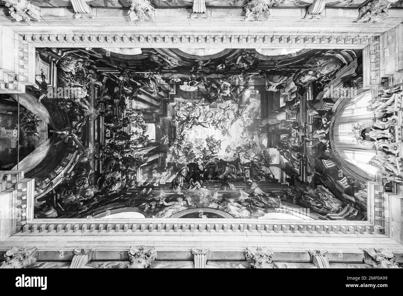 Venise, Italie - novembre 2022 : plafond de l'église de San Pantalon, la plus grande peinture en toile du monde, représentant le martyre et l'apothéose de St Banque D'Images