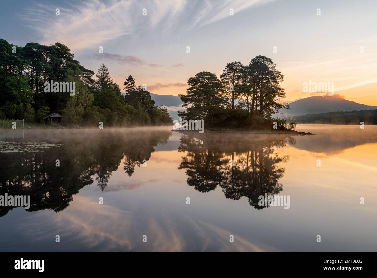 Beaux reflets de lever de soleil d'été sur un matin paisible à Derwentwater dans le Lake District, Royaume-Uni. Banque D'Images