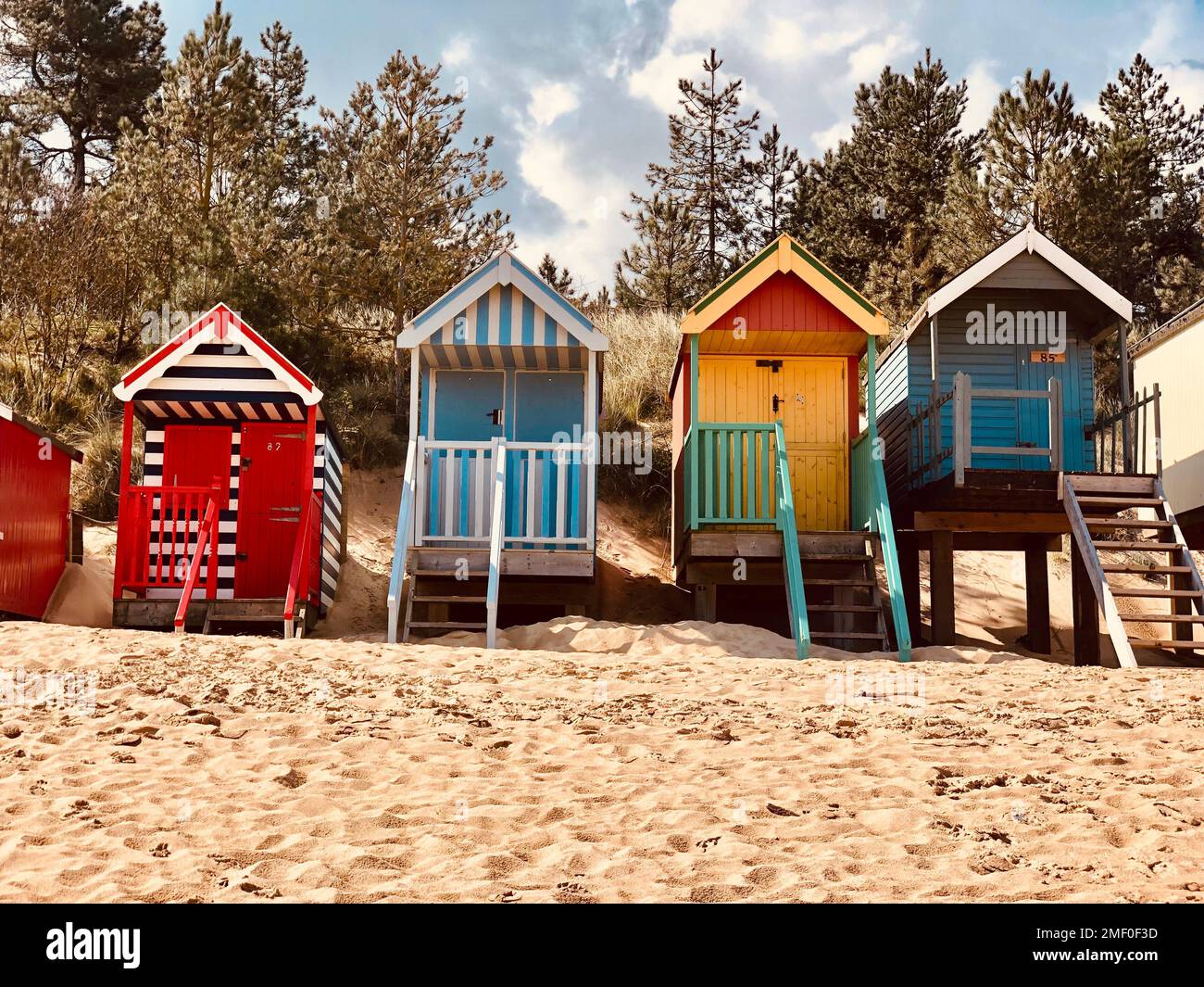 Huttes de plage colorées, Wells Next the Sea, Norfolk par une journée ensoleillée Banque D'Images