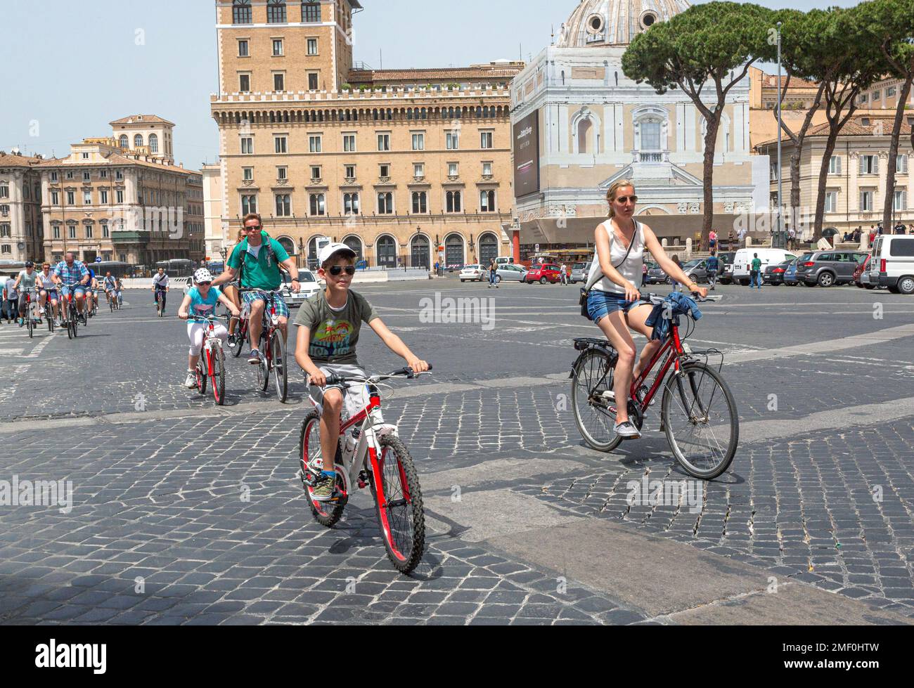 Rome, Italie, 05 mai 2015 : les touristes explorent les sites touristiques de Rome en vélo autour de la place de Venise, Roma, Italie Banque D'Images