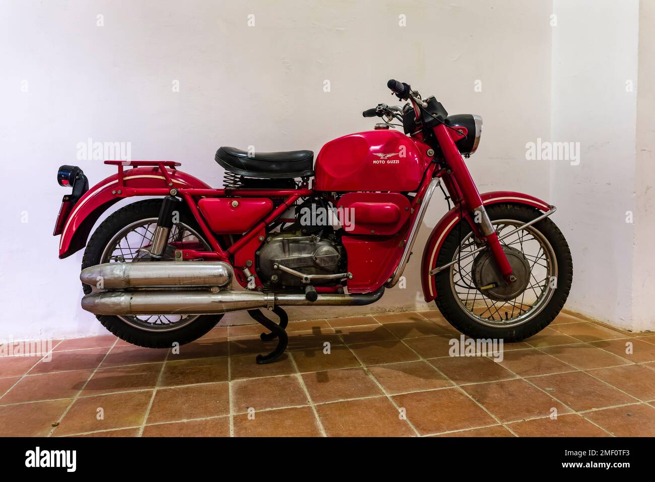 Une moto rouge moto Guzzi Nuovo Falcone Photo Stock - Alamy