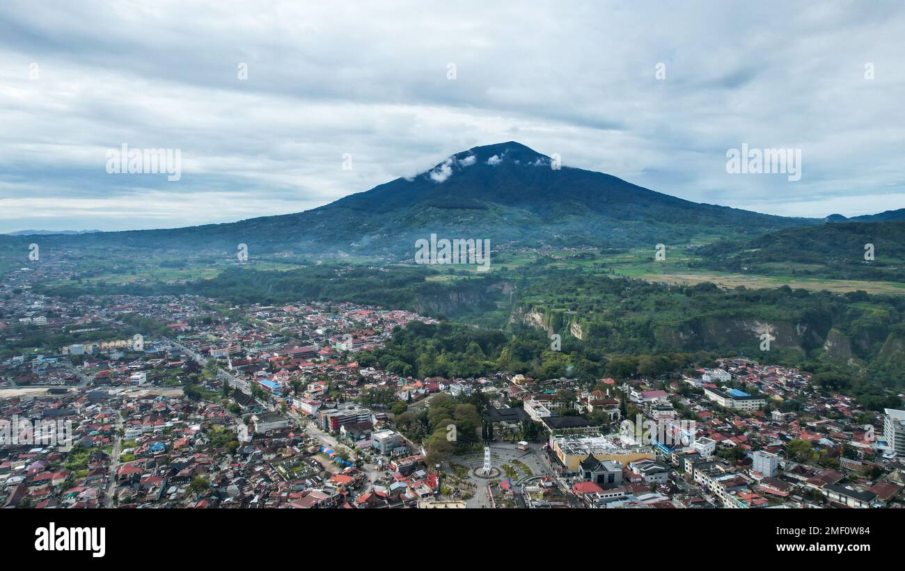 Vue aérienne de Jam Gadang, un monument historique et le plus célèbre de la ville de Bukittinggi, une icône de la ville et la destination touristique la plus visitée Banque D'Images