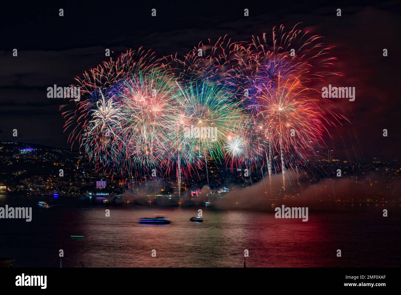 Feux d'artifice au-dessus du Bosphore, Istanbul, Turquie Banque D'Images