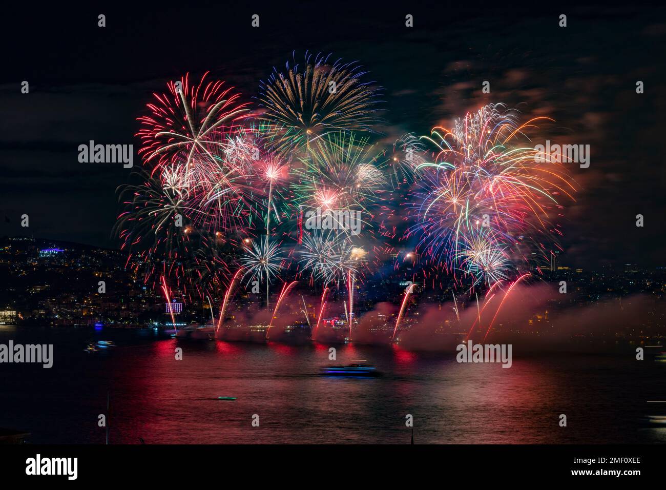 Feux d'artifice au-dessus du Bosphore, Istanbul, Turquie Banque D'Images