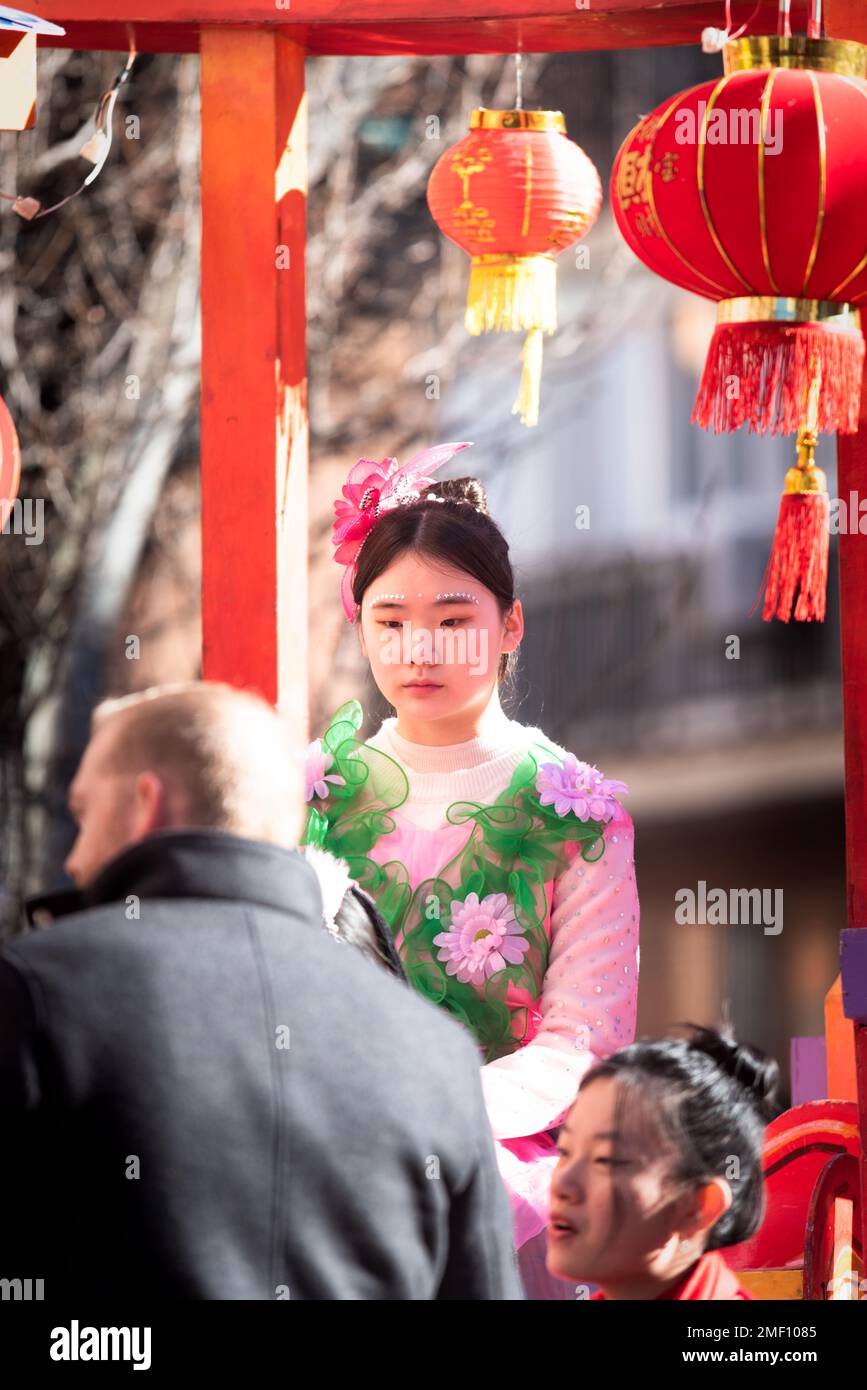 Madrid, Espagne; 22nd janvier 2023: Gros plan d'une jeune fille sur le flotteur principal représentant le symbole du nouvel an chinois, le lapin d'eau, dans l'UtilisateurA Banque D'Images