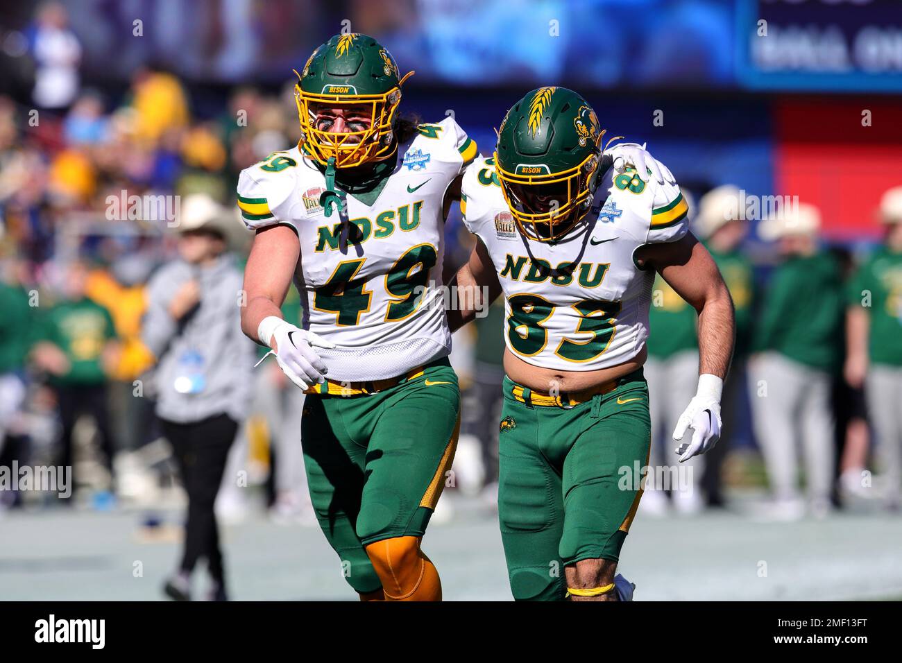 North Dakota State Bisons Hunter Borzoi (49) et Giancarlo Volpentesta (83) pendant les échauffements pour le NCAA Division I FCS National Championship Game 2023 Banque D'Images