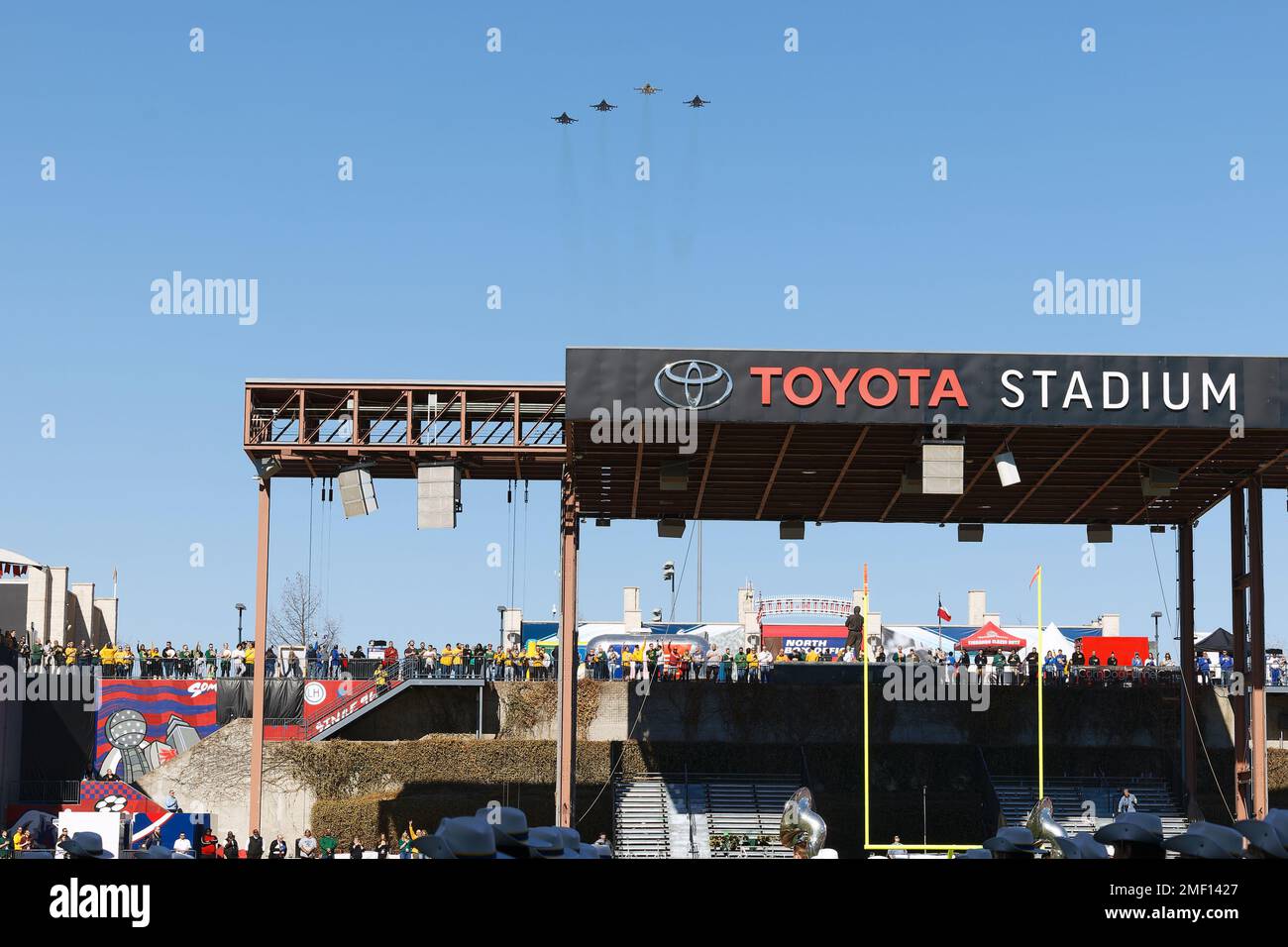 La Garde nationale du Dakota du Sud assure un survol du stade Toyota avant le lancement de la Bison de l'État du Dakota du Nord contre le Jack de l'État du Dakota du Sud Banque D'Images