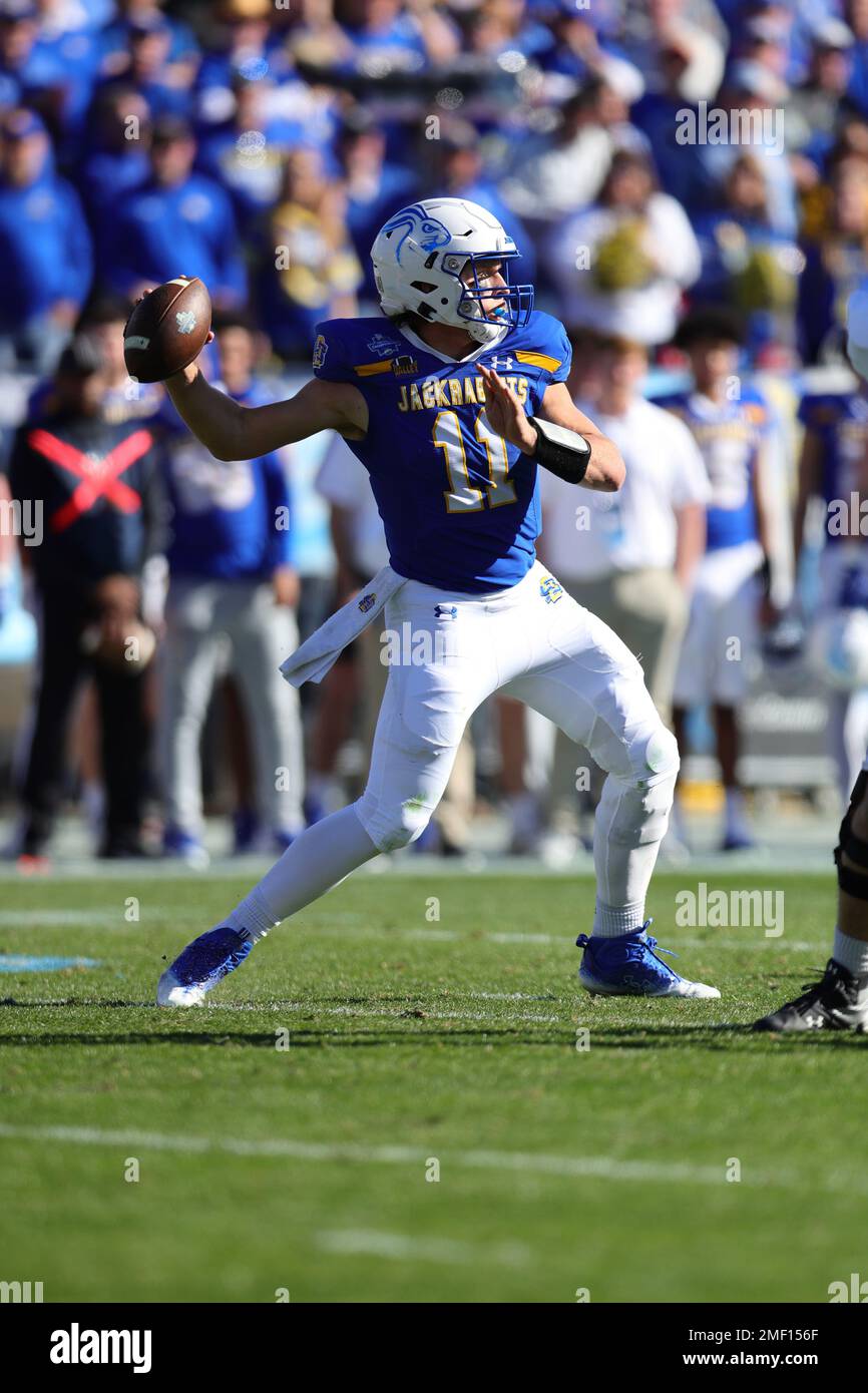 Dakota du Sud le quarterback de Jacklapines Mark Gronowski (11) retombe pour passer au cours du premier trimestre de la NCAA Division I FCS National CH 2023 Banque D'Images