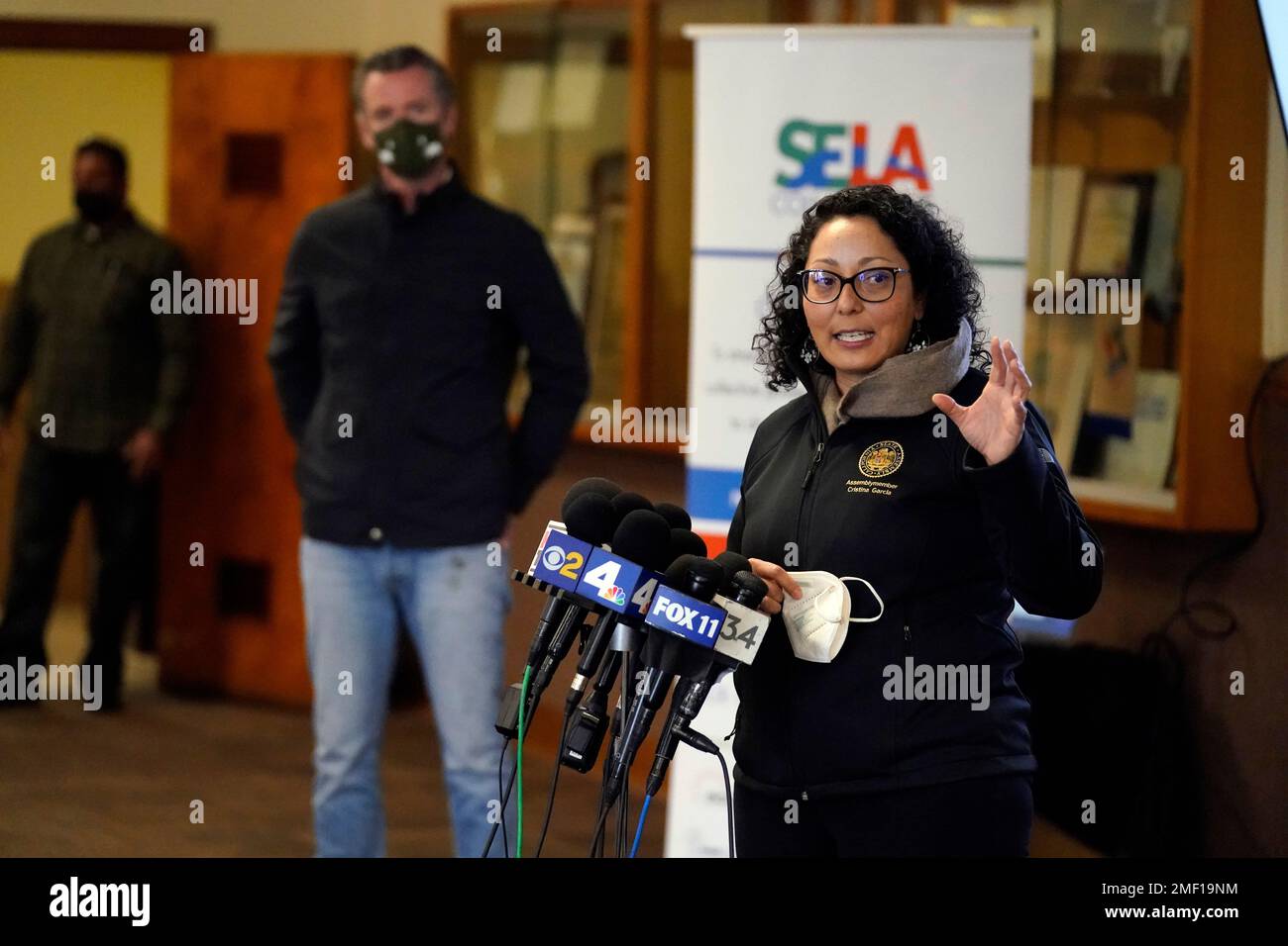 Assemblywoman Cristina Garcia, D-Bell Gardens, right, speaks as California Gov. Gavin Newsom listens during a visit to a vaccination center Wednesday, March 10, 2021, in South Gate, Calif. (AP Photo/Marcio Jose Sanchez) Banque D'Images
