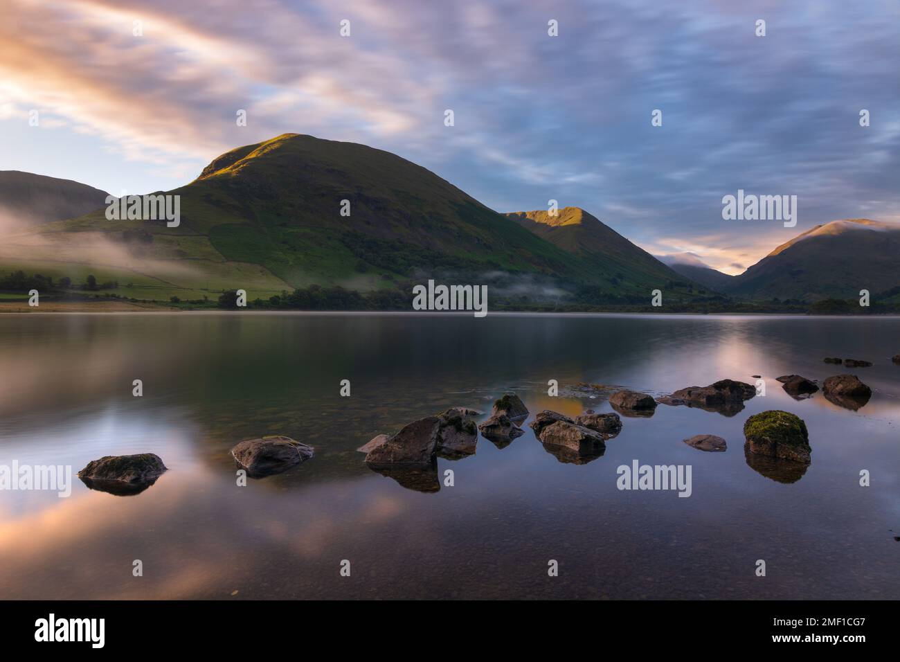 Beaux reflets des montagnes Cumbriennes au lever du soleil. Brotherswater, Lake District, Royaume-Uni. Banque D'Images