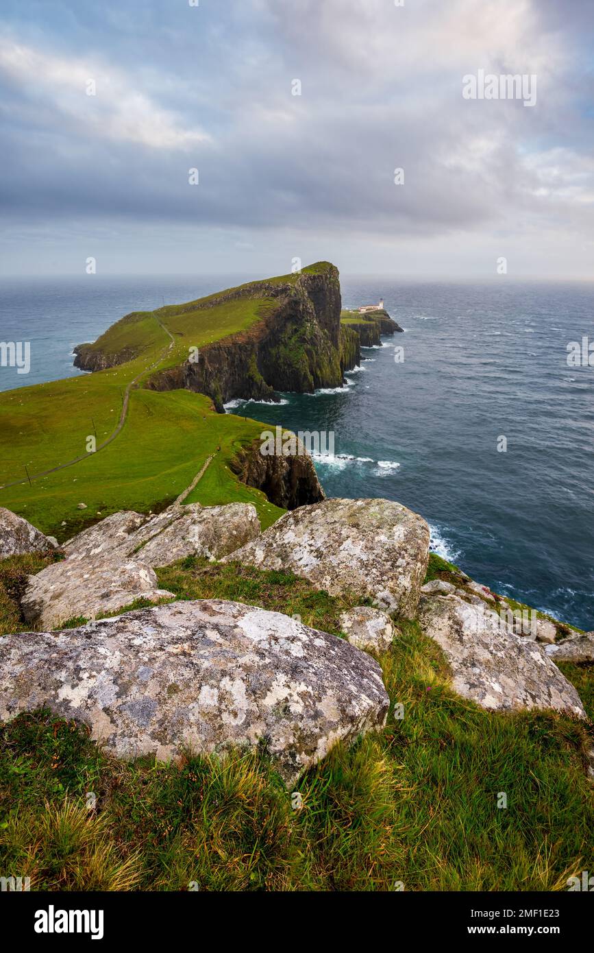 Vue panoramique du célèbre phare touristique de Neist point sur l'île de Skye, en Écosse, au Royaume-Uni. Banque D'Images