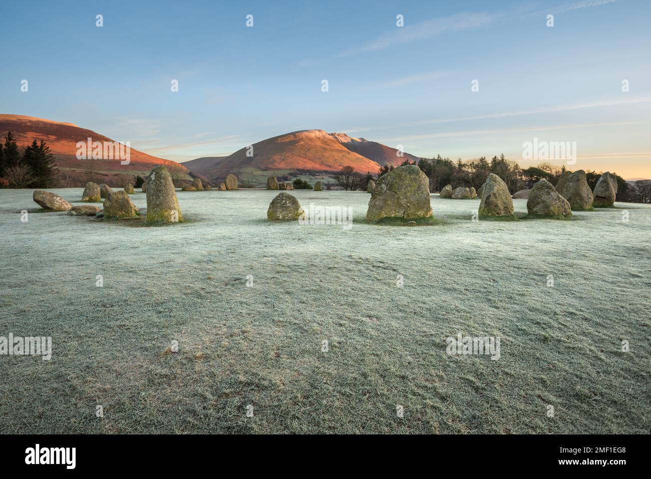 Castlerigg Stone Circle au cours d'une belle matinée givrée avec lumière dorée sur Blencathra. Lake District, Royaume-Uni. Banque D'Images