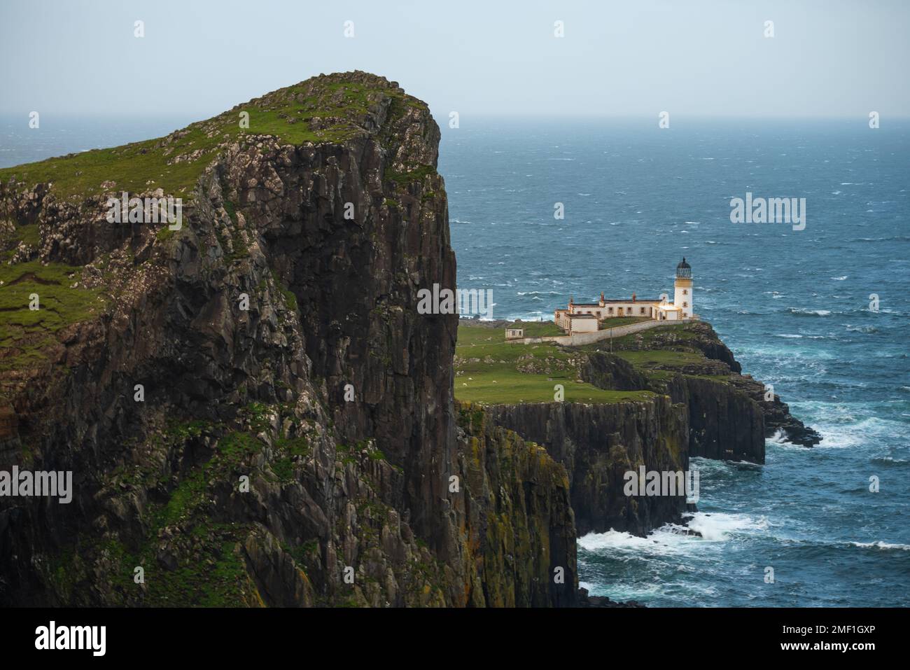 Ancien phare abandonné à Neist point sur l'île de Skye. Banque D'Images