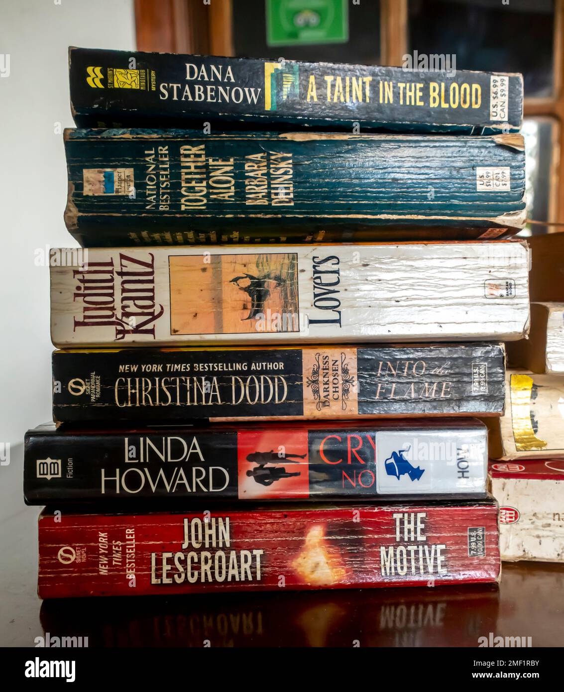 Romans de romance livres dans la pile. Femmes auteurs, meilleures ventes écrites par des femmes Banque D'Images