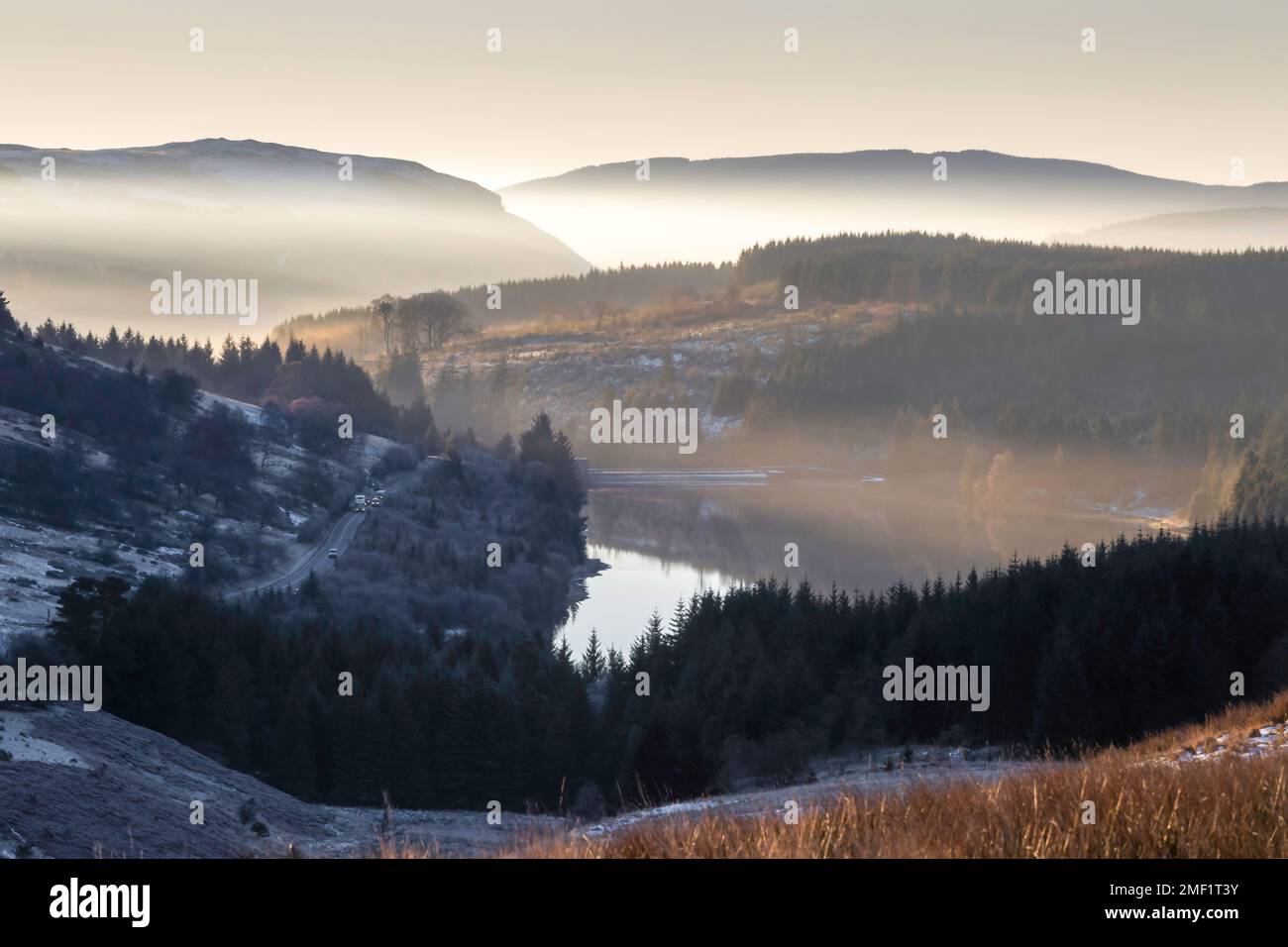 Un matin d'hiver, vue sur le réservoir de Cantref sur le A470 dans le parc national de Brecon Beacons, au sud du pays de Galles du Royaume-Uni Banque D'Images