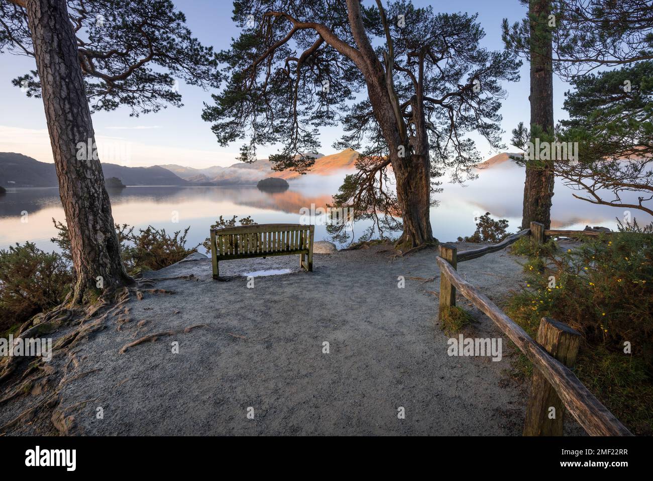Vue paisible le matin d'hiver frais avec banc en bois pris à Friars Crag, Derwentwater, Lake District, Royaume-Uni. Banque D'Images