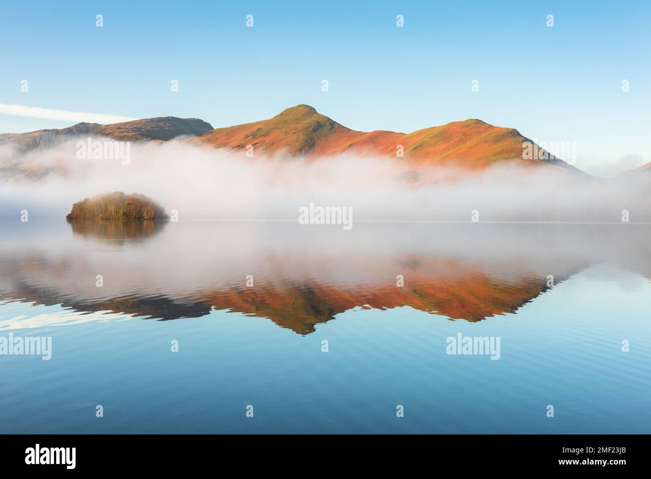 Brume de lac lors d'une belle matinée ensoleillée à Derwentwater dans le Lake District, Royaume-Uni. Banque D'Images