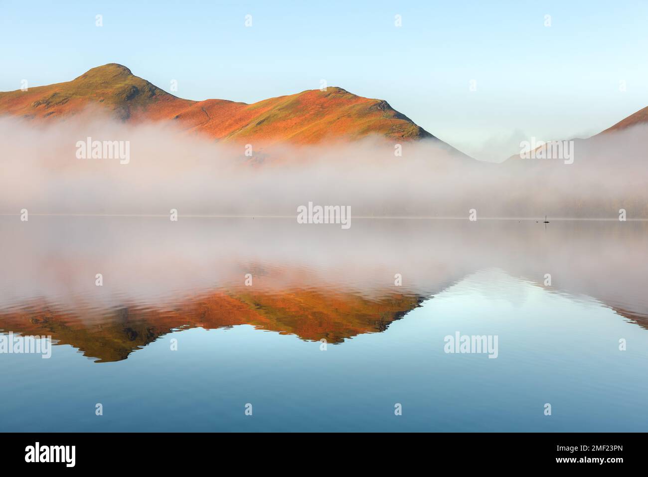 Réflexions brumeuses sur le lac à Derwentwater, dans le Lake District, au Royaume-Uni. Banque D'Images