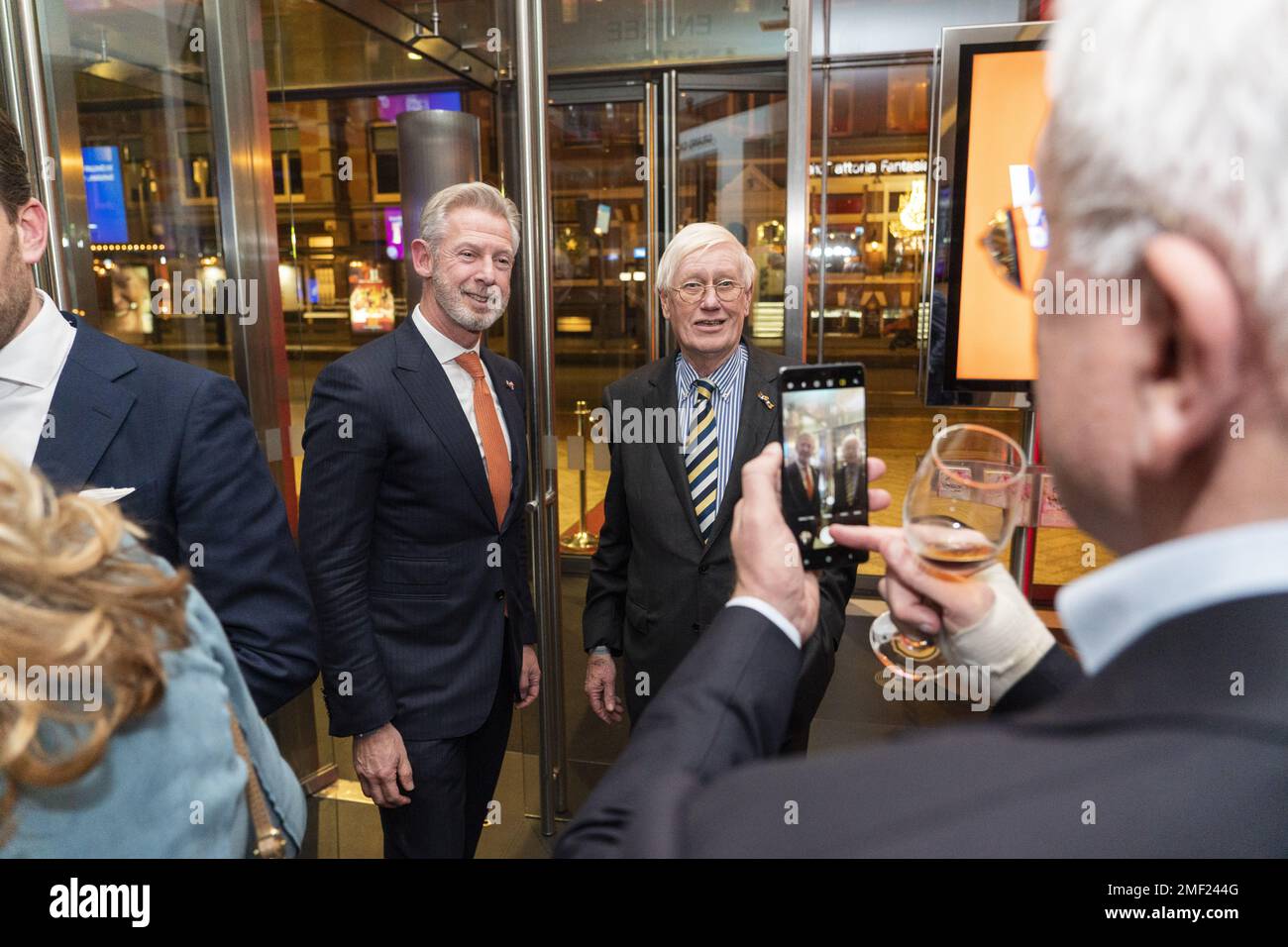 AMSTERDAM - Hans Wiegel et Onno Hoes lors d'un anniversaire de la VVD. Le parti politique existe depuis 75 ans et le célèbre avec une réunion au Théâtre DeLaMar. ANP JEROEN JUMELET pays-bas sortie - belgique sortie Banque D'Images