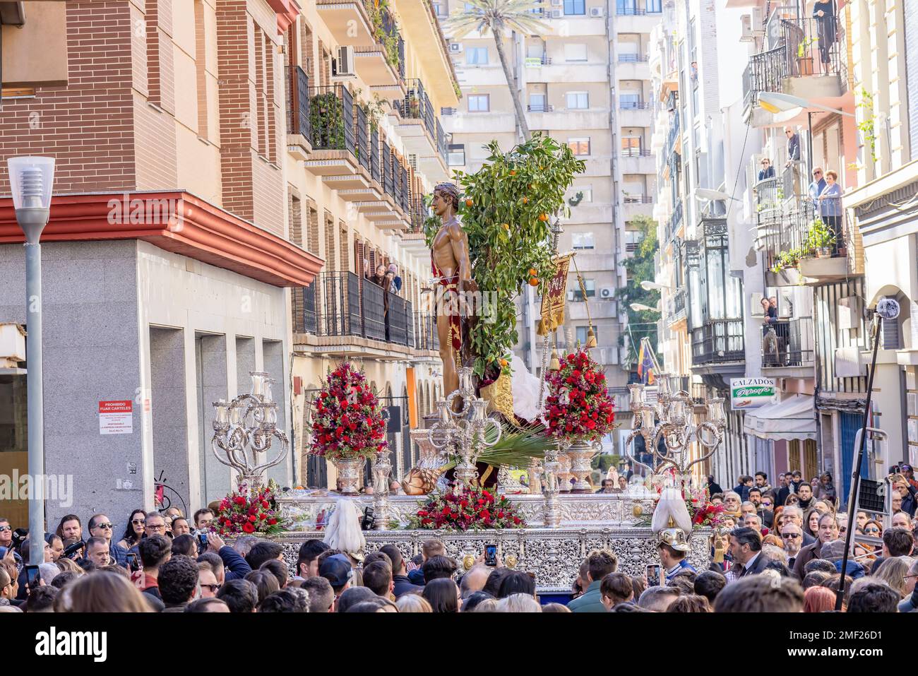 Huelva, Espagne - 22 janvier 2023: Trône ou plate-forme de l'odepa de Saint Sébastien (Saint Sébastien) en procession à travers les rues du c Banque D'Images