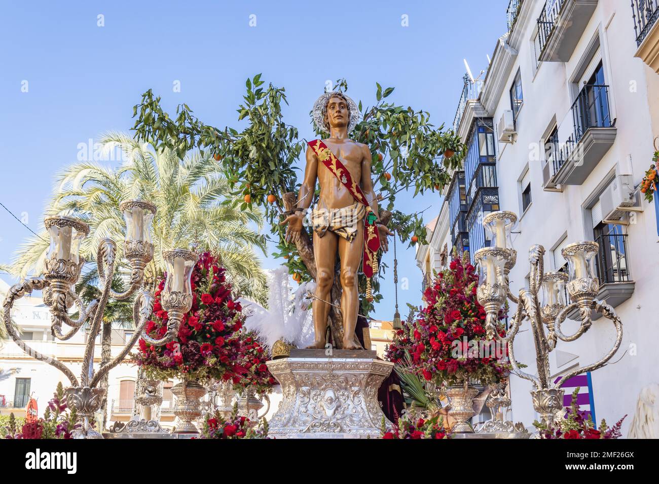 Trône ou plate-forme de l'odepa de Saint Sébastien (Saint Sébastien) en procession à travers les rues de la ville de Huelva Banque D'Images