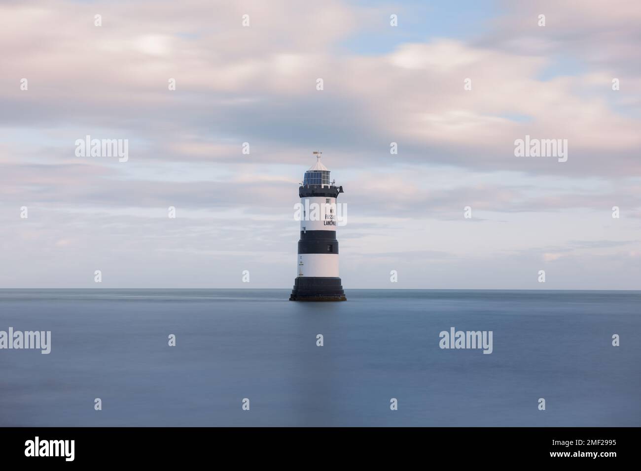 Phare de Penmon point sur la côte nord-est d'Anglesey, au nord du pays de Galles, au Royaume-Uni. Banque D'Images