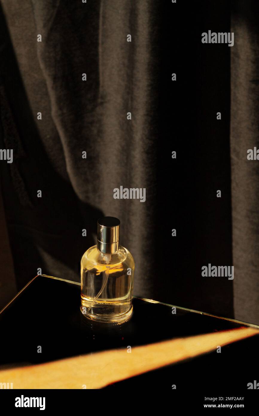 Une bouteille de parfum sur fond noir Banque D'Images