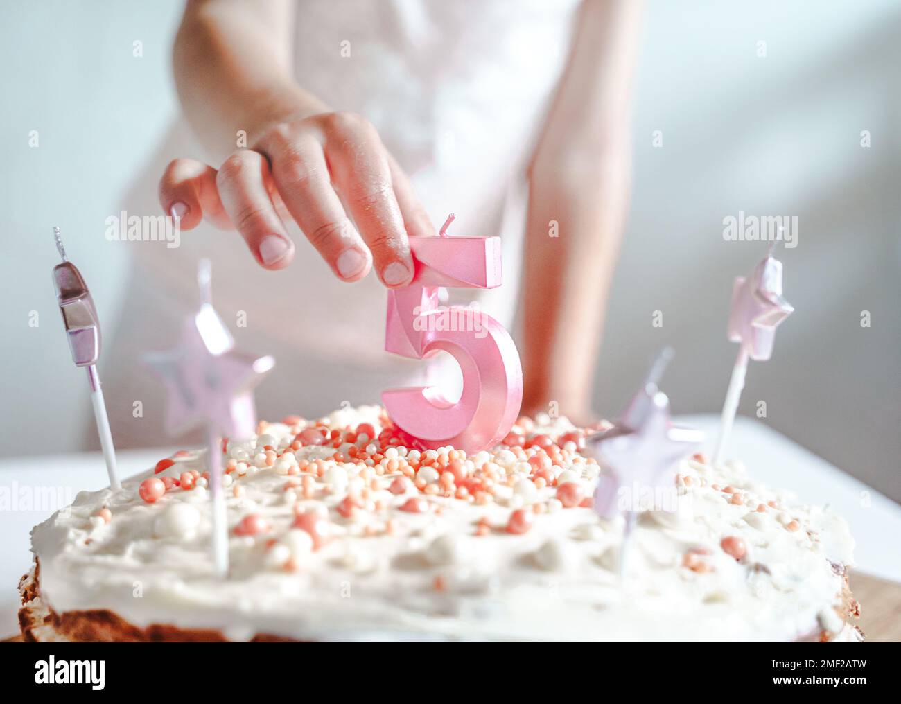 Bougie chiffre rose anniversaire : decor gateau anniversaire