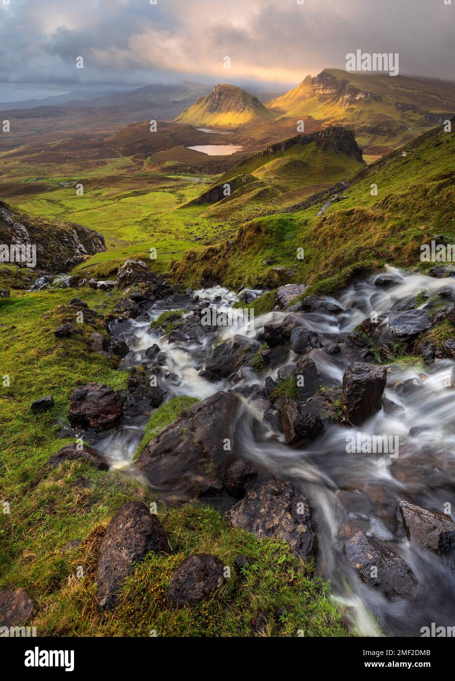 Cascade fluide avec vue spectaculaire sur le paysage écossais au Quiraing sur l'île de Skye, Écosse, Royaume-Uni. Banque D'Images