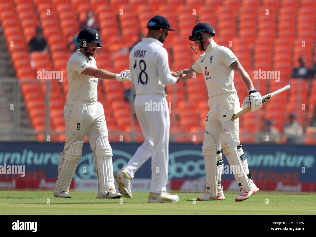 England's Jonny Bairstow, left, fists bumps with teammate Ben Stokes, right, during the first day of fourth cricket test match between India and England at Narendra Modi Stadium in Ahmedabad, India, Thursday, March 4, 2021. (AP Photo/Aijaz Rahi) Banque D'Images