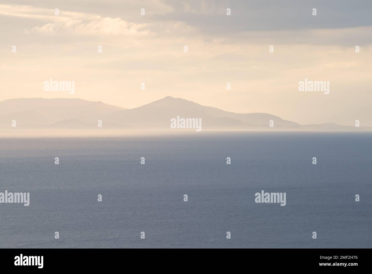 Île de Harris et Lewis vue de l'île de Skye avec une belle lumière de rêve sur le paysage côtier. Scottish Hebrides, Royaume-Uni. Banque D'Images