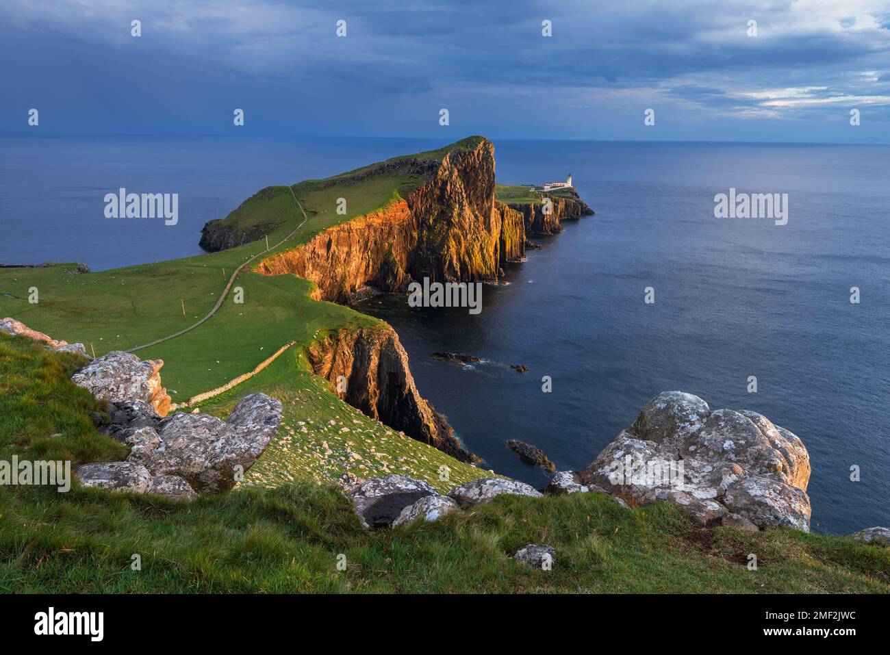 Le phare de Neist point baignait de lumière dorée lors d'une belle soirée d'été. Île de Skye, Écosse, Royaume-Uni. Banque D'Images