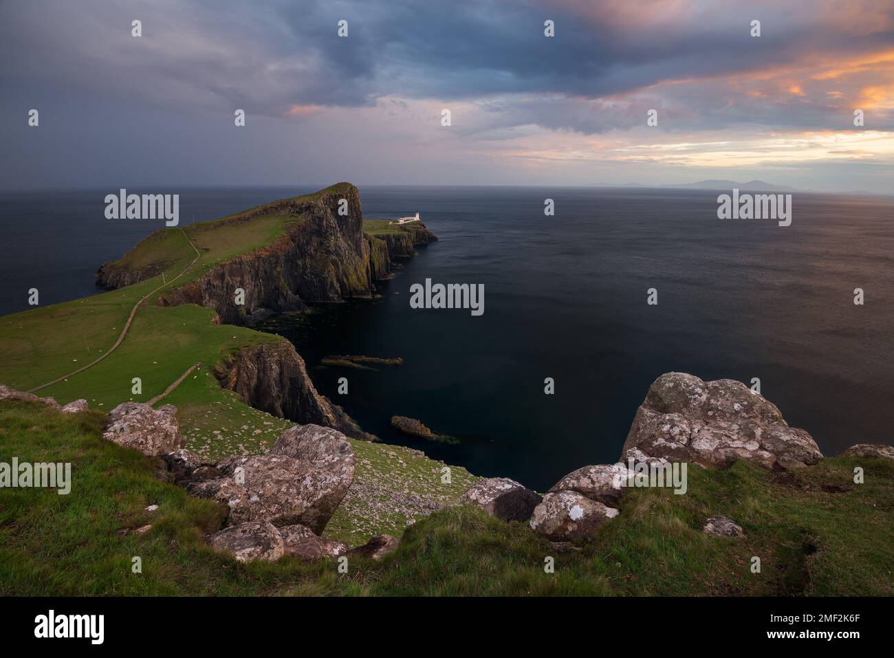 Des nuages spectaculaires au-dessus du phare de Neist point sur l'île de Skye, en Écosse, au Royaume-Uni. Banque D'Images