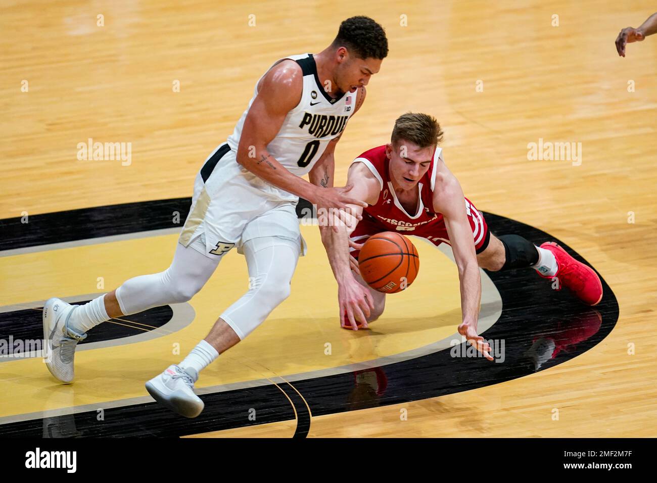 Wisconsin forward Tyler Wahl (5) dives for the ball in front of Purdue forward Mason Gillis (0) during the first half of an NCAA college basketball game in West Lafayette, Ind., Tuesday, March 2, 2021. (AP Photo/Michael Conroy) Banque D'Images