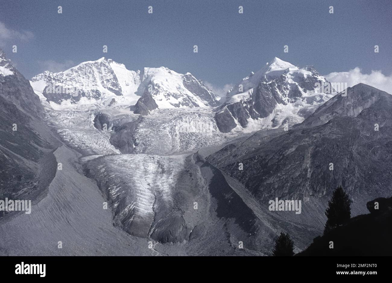 Glacier Tschierva avec Piz Roseg et Piz Scerschen. Bernina Range, Engadin, Grisons, Suisse, 1973 Banque D'Images
