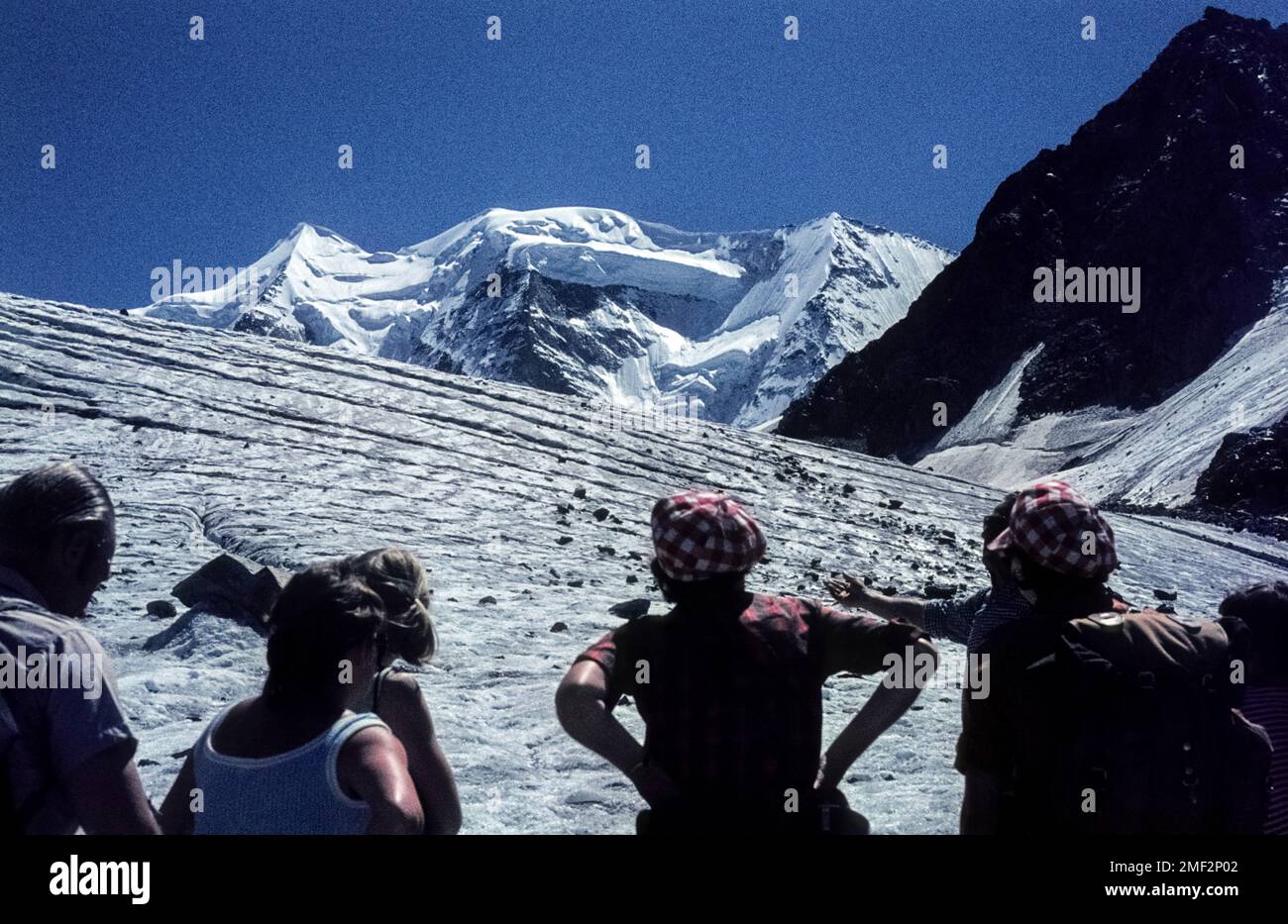 Randonneurs sur le glacier pers, en arrière-plan le Piz Palü. Glacier Morteratsch, chaîne Bernina, Grisons, Suisse, 1973 Banque D'Images