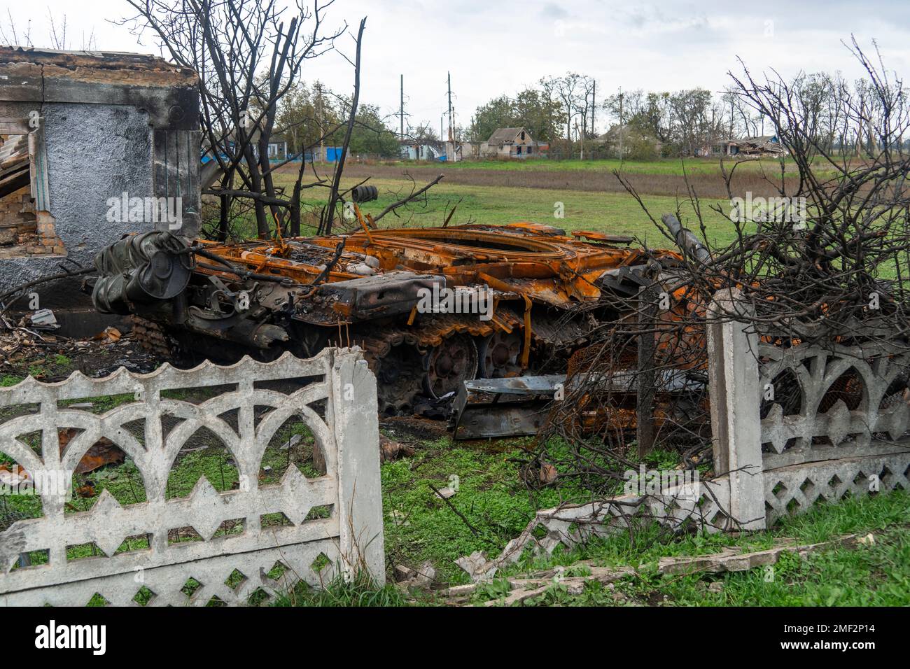 Campagne après bataille. Le char de bataille détruit sans une tourelle de canon se tient près d'une maison détruite. La guerre en Ukraine. Invasion russe de l'Ukraine Banque D'Images