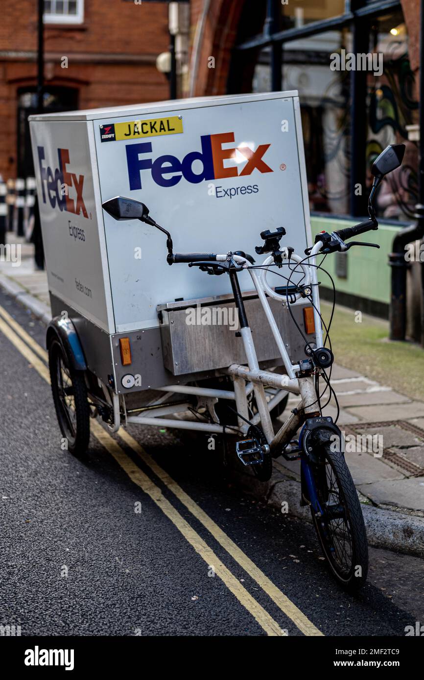 FedEx E-Cargo Bike Londres. FedEx a lancé Electric Cargo Bikes au Royaume-Uni en 2021 pour la livraison au dernier kilomètre. Aucune émission. Livraison FedEx Eco. Banque D'Images